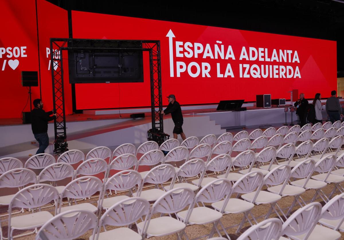 Preparativos en las instalaciones donde se va a celebrar el 41 Congreso Federal del PSOE este fin de semana en Sevilla.