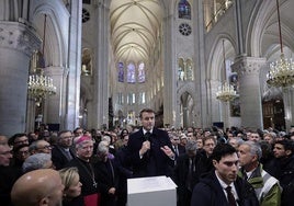 Emmanuel Macron visita Notre Dame.