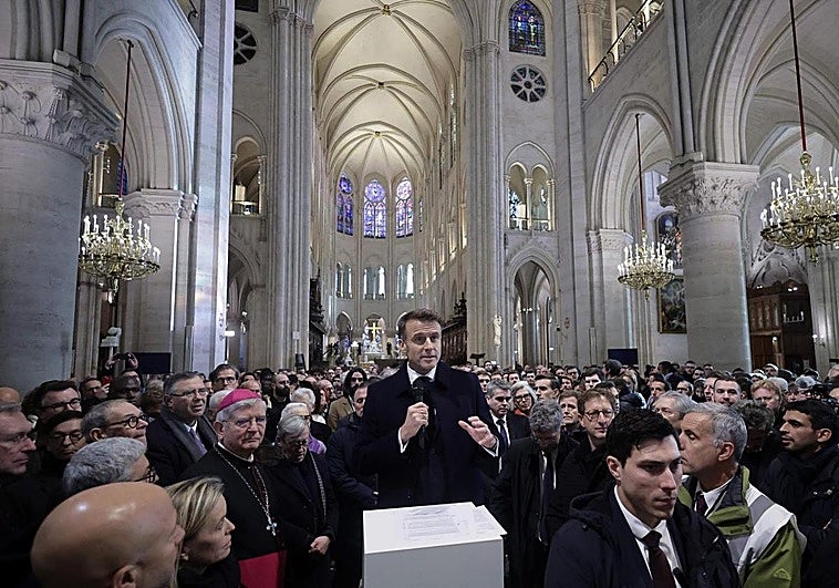 Emmanuel Macron visita Notre Dame.