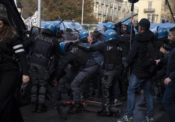 Altercados entre manifestantes y policías en las movilizaciones de este viernes en Turín.