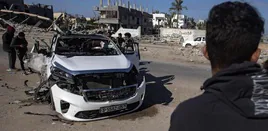 El vehículo totalmente destrozado tras recibir un misil de un dron israelí.