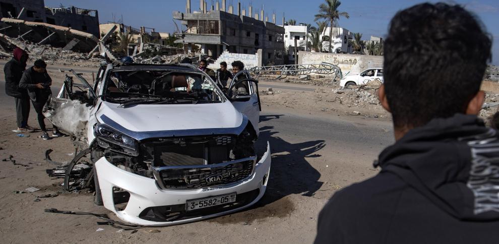 El vehículo totalmente destrozado tras recibir un misil de un dron israelí.