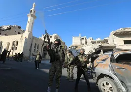 Un grupo de opositores al régimen de Al Assad celebra en su bastión de Idlib las conquistas de los insurgentes en Alepo.