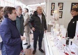 El vicesecretario de Política Autonómica y Municipal, Elías Bendodo (2i), y los alcaldes de Madrid y Valladolid, José Luis Martínez Almeida (i) y Jesús Julio Carnero (2d)