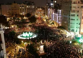 Miles de personas se manifestaban este sábado en la plaza del Ayuntamiento de Valencia por la mala gestión política de la DANA.