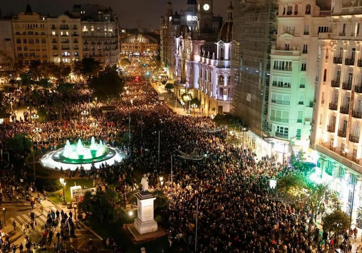 Miles de personas se manifestaban este sábado en la plaza del Ayuntamiento de Valencia por la mala gestión política de la DANA.