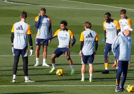 Los jugadores del Real Madrid, durante el entrenamiento de este sábado, en el que se confirmó la vuelta de Rodrygo.