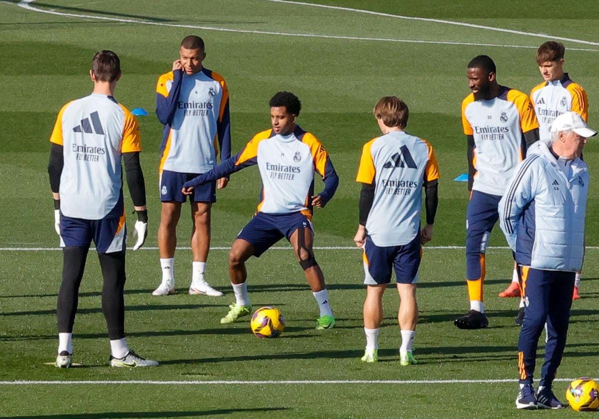 Los jugadores del Real Madrid, durante el entrenamiento de este sábado, en el que se confirmó la vuelta de Rodrygo.