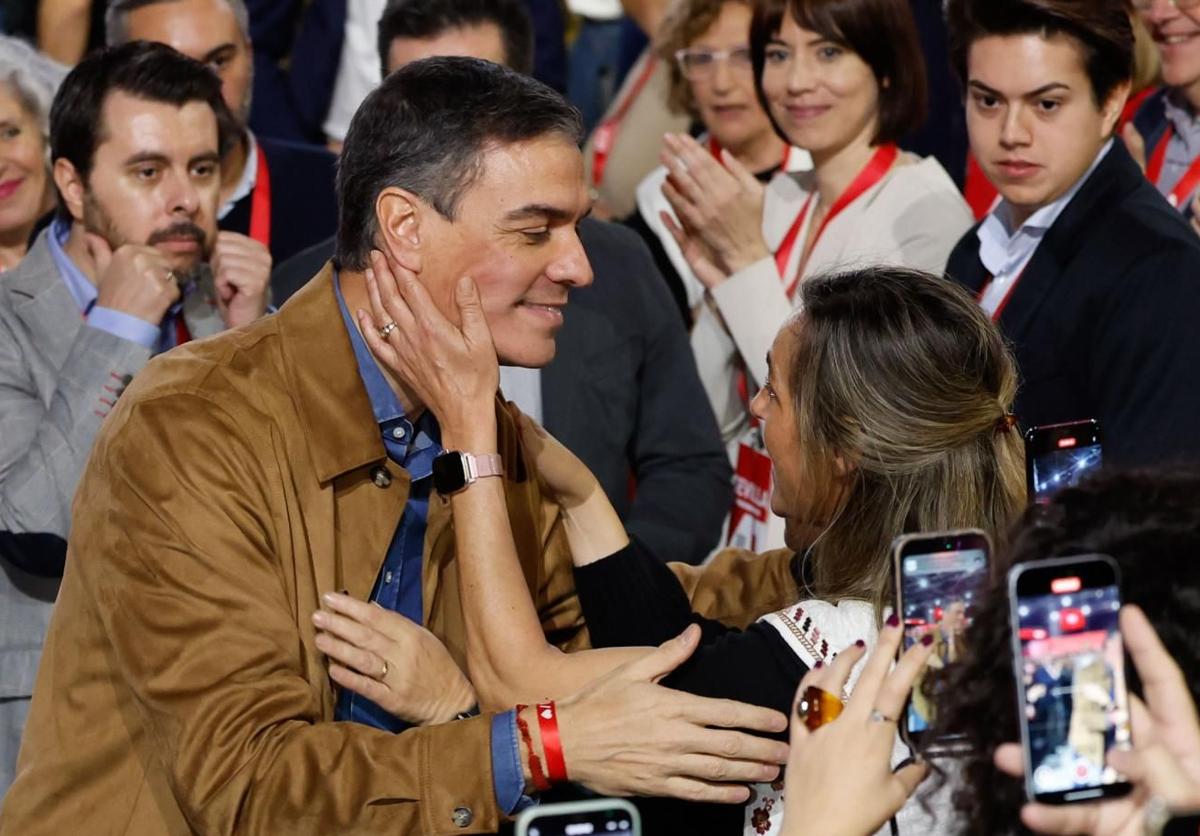 Pedro Sánchez saluda a los militantes a su llegada al Congreso del PSOE reunido en Sevilla este sábado.