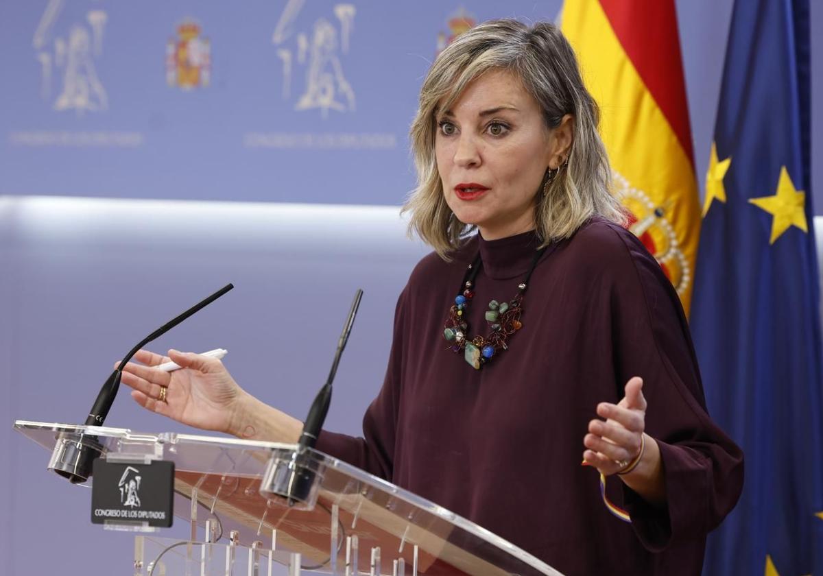 La portavoz del grupo parlamentario de Sumar Verónica Barbero durante la rueda de prensa del martes en el Congreso.