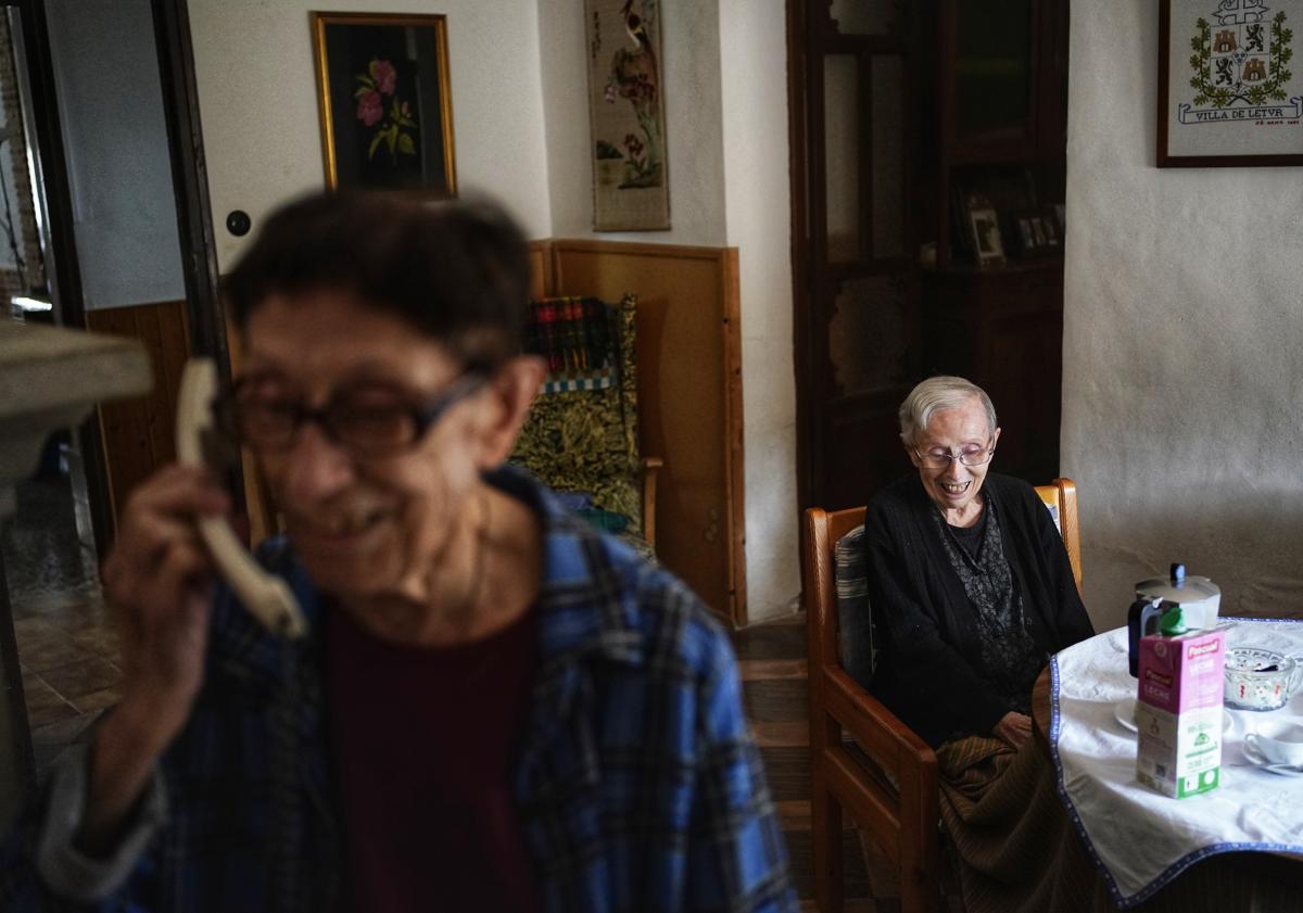 Imagen principal - Amparo y Fe Cano reciben en su casa al alcalde de Letur, Sergio Marín.