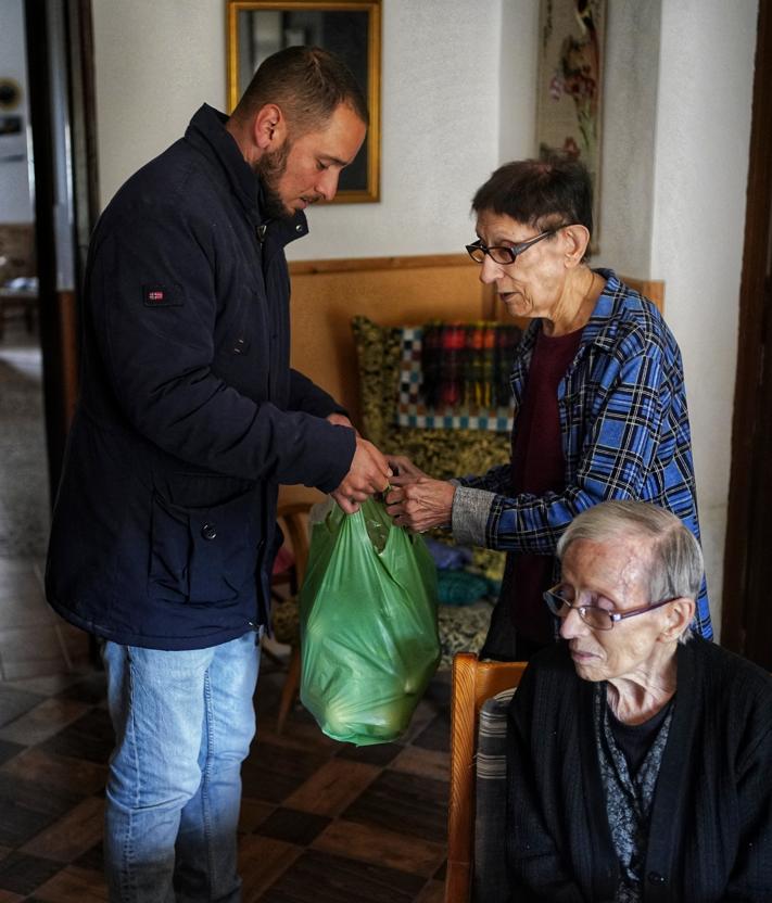 Imagen secundaria 2 - Amparo y Fe Cano reciben en su casa al alcalde de Letur, Sergio Marín.