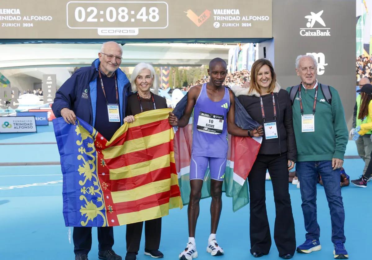 Sawe posa con Juan Roig, Hortensia Herrero, la alcaldesa María José Catalá y Paco Borao.