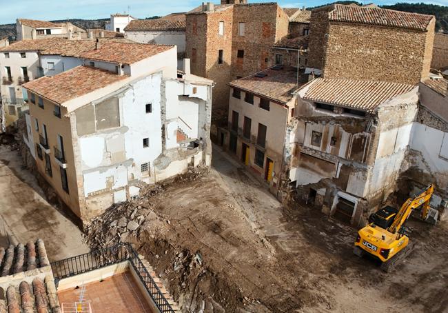 Trabajos de derribo y desescombro en el casco antiguo de Letur.