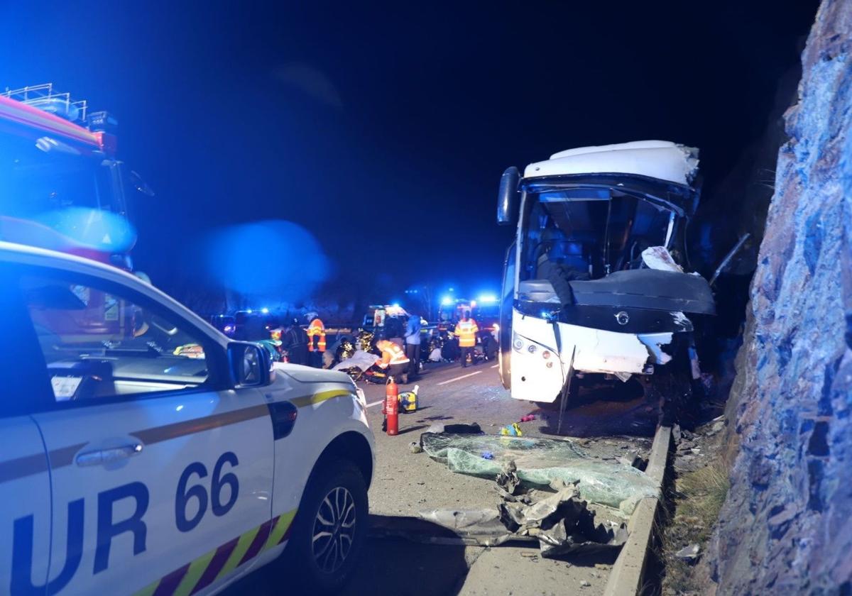 Estado del autobús español accidentado este domingo en una carretera de los Pirineos franceses.