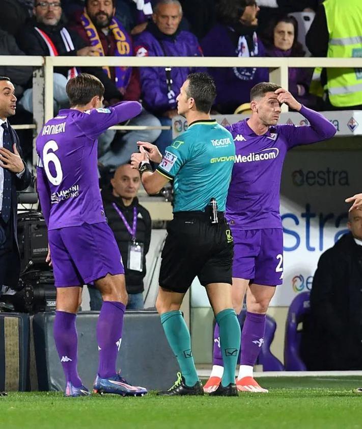 Imagen secundaria 2 - Susto en Italia: suspendido el Fiorentina-Inter tras desplomarse Edoardo Bove en pleno partido