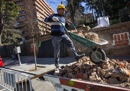 Un inmigrante, trabajando en una obra en Madrid.