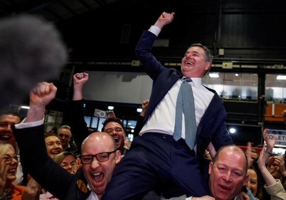 El candidato del Fine Gael y ministro de Gasto Público, Paschal Donohoe, celebra los resultados.