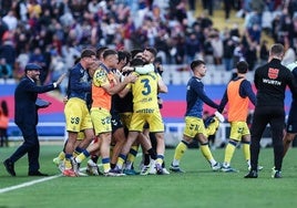 Las Palmas celebra un gol frente al FC Barcelona.