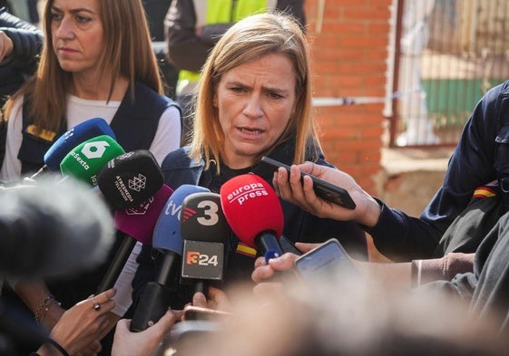 La delegada del Gobierno en la Comunidad Valenciana, Pilar Bernabé, atiende a los medios en Massanassa (Valencia) tras el derrumbe de un colegio.