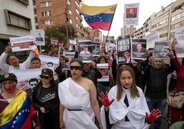 Un grupo de manifestantes exige un cambio político en Venezuela en una protesta celebrada este domingo en Bogotá.