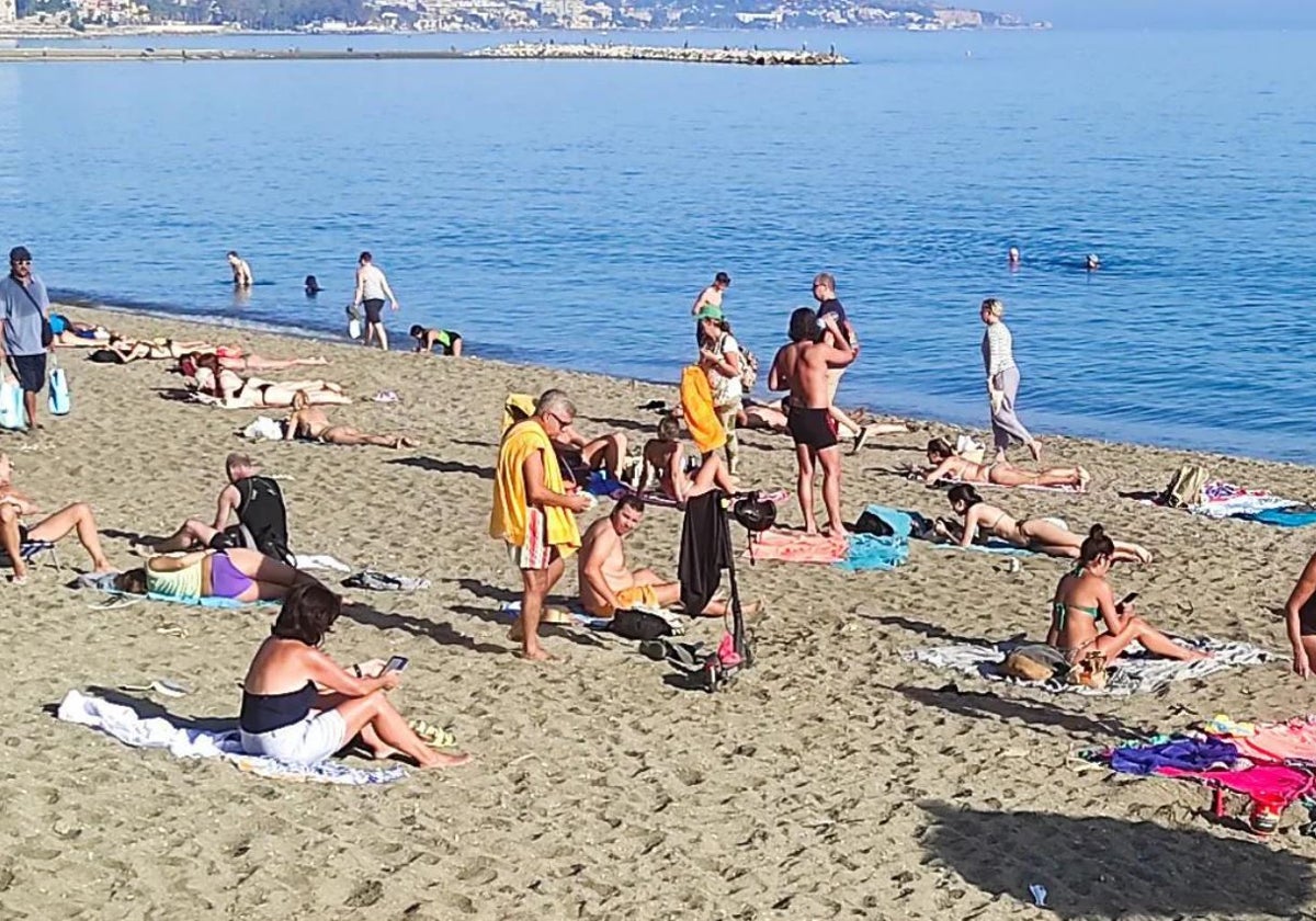 Bañistas en una playa andaluza en noviembre.