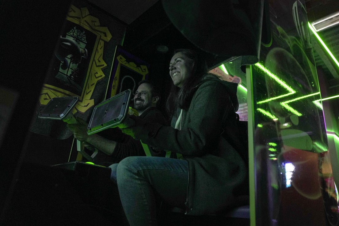 Dos personas disfrutan la experiencia dentro de la nueva infraestructura cultural de la capital