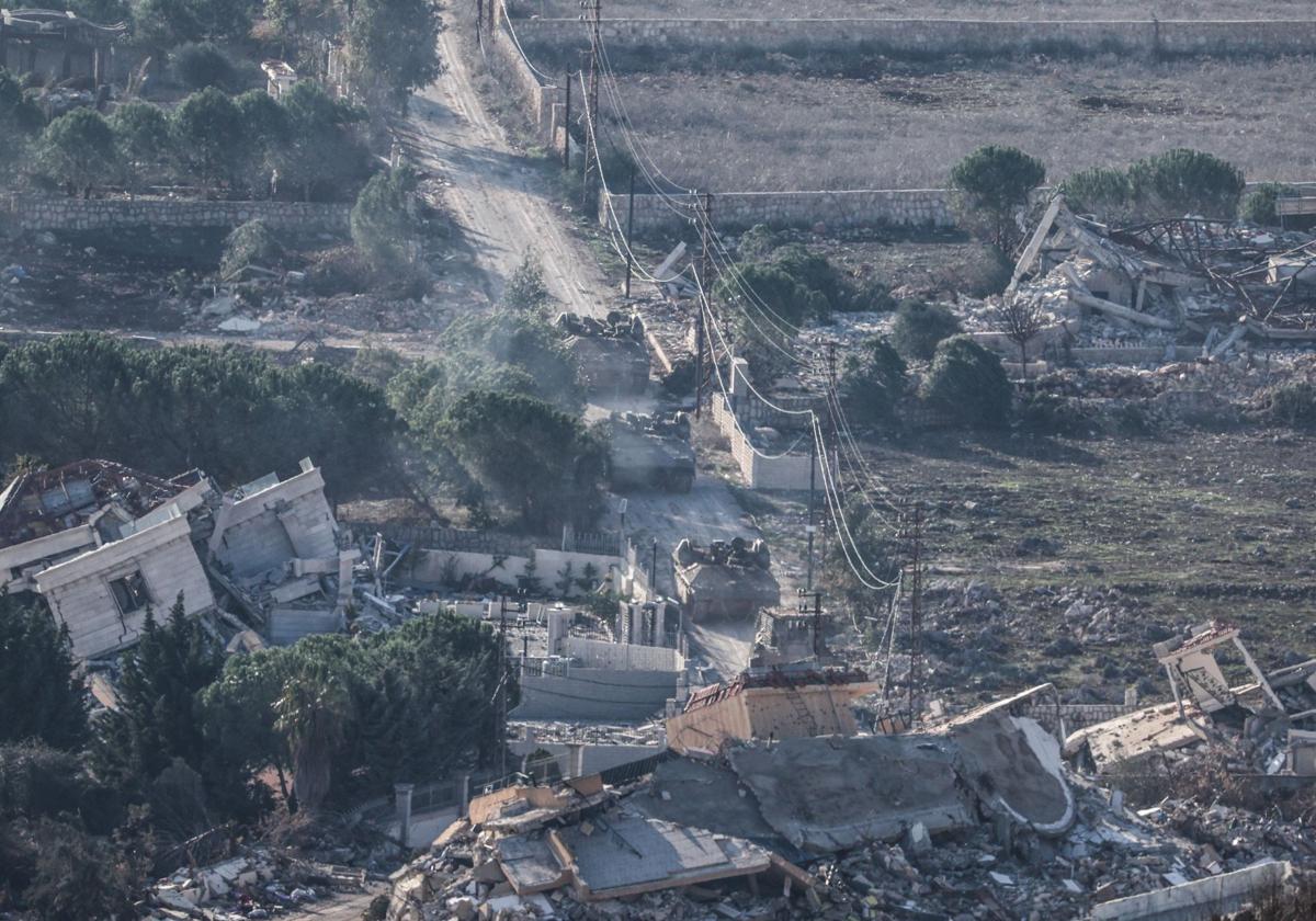 Las tropas israelíes se mueven entre casas destruidas, en la aldea de Meiss El-Jabal, en el sur del Líbano, mientras abandonan el país en su camino de regreso a Israel.