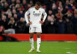 El peor Mbappé combate la ansiedad en un Bernabéu que le mima en el error