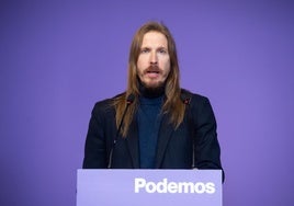 El portavoz de Podemos, Pablo Fernández, ofrece una rueda de prensa