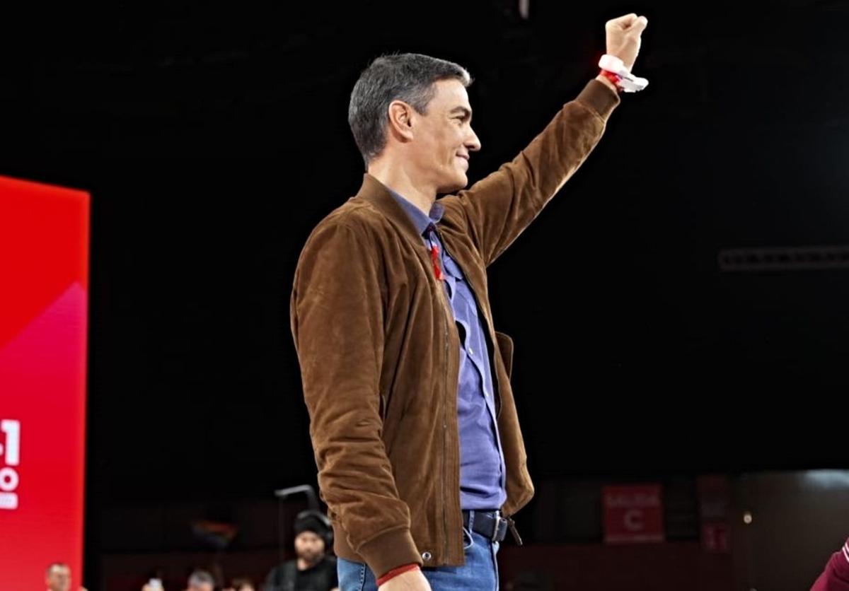 Pedro Sánchez saluda a los delegados socialistas en el congreso federal del PSOE.