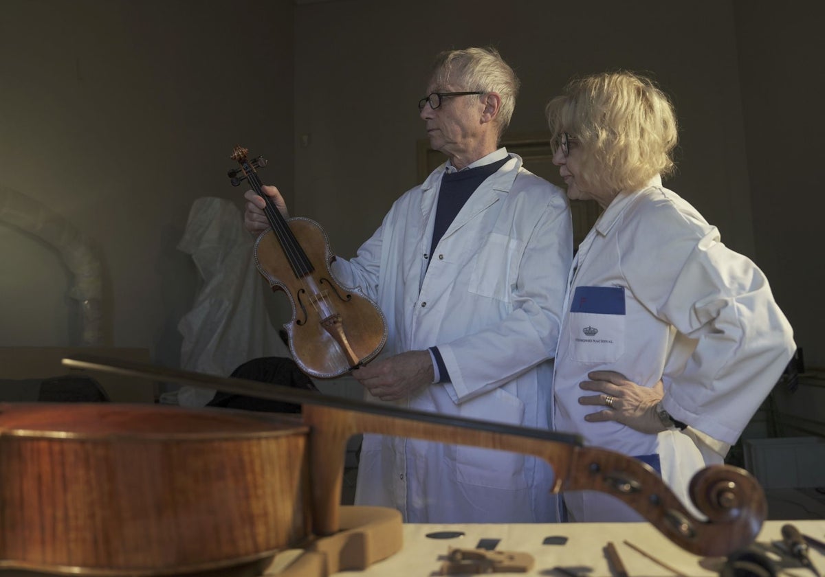 El lutier canadiense afincado en Cremona trabaja junto a su esposa en el taller del Palacio Real con el Stradivarius decorado de 1709.