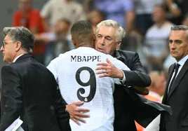 Mbappé se abraza con Ancelotti durante un encuentro del Madrid