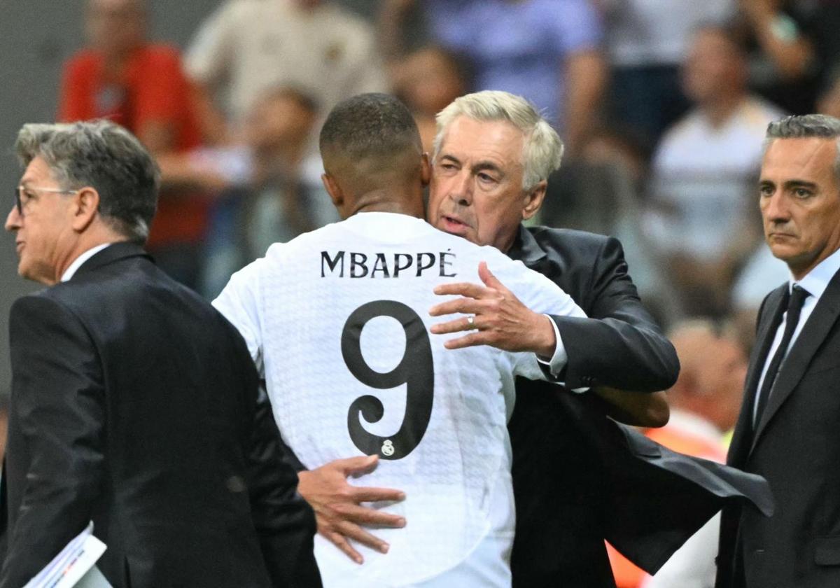 Mbappé se abraza con Ancelotti durante un encuentro del Madrid