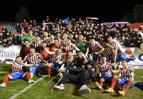 Los jugadores del Barbastro celebran la victoria ante el Espanyol.