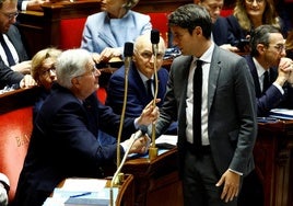 Michel Barnier saluda a su antecesor en el cargo, Gabriel Attal, durante la última sesión de la Asamblea Nacional.