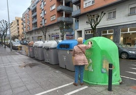 Contenedores de basura en una calle.