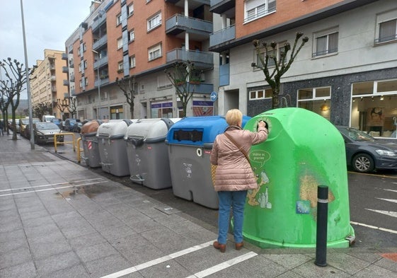 Contenedores de basura en una calle.