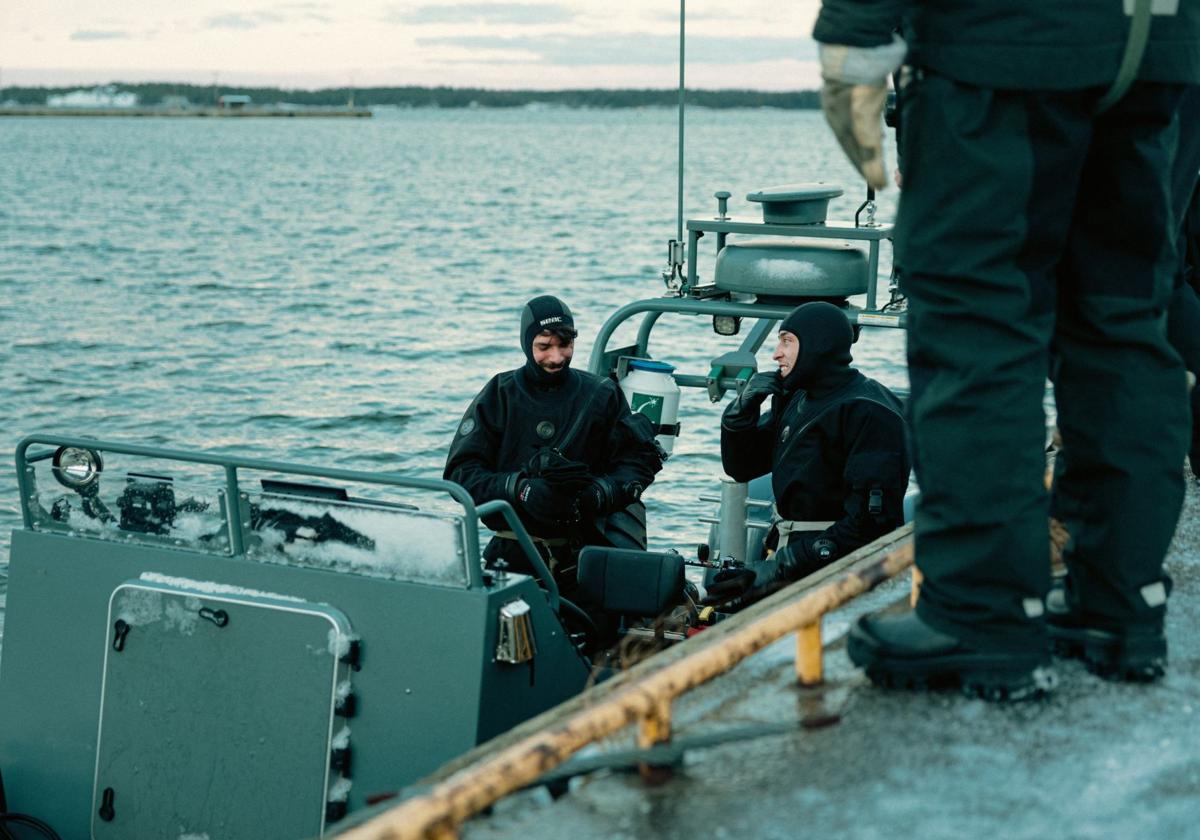 La Marina de Finlandia investigando el corte de dos cables de telecomunicación submarinos, el pasado 23 de noviembre.