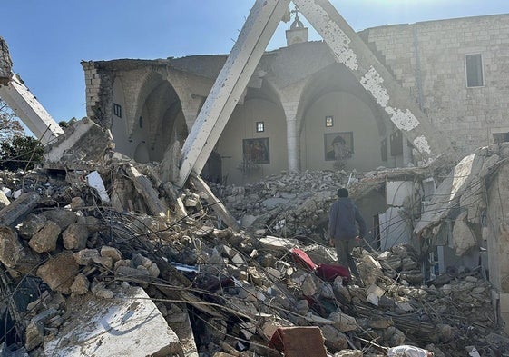 Un hombre camina entre las ruinas de la iglesia de San Jorge, en la localidad libanesa de Derdghaya.