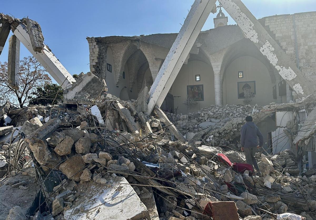 Un hombre camina entre las ruinas de la iglesia de San Jorge, en la localidad libanesa de Derdghaya.