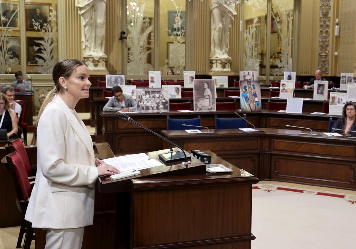 La presidenta de Baleares, Marga Prohens, en una sesión del Parlamento balear.