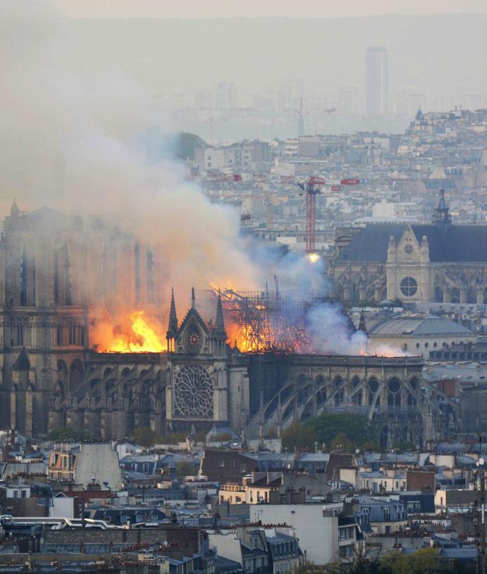 Imagen secundaria 2 - Imágenes de las llamas devorando la catedral de Notre Dame, el 15 de abril de 2019.