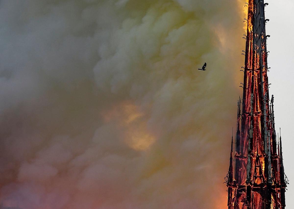 Imagen secundaria 1 - Imágenes de las llamas devorando la catedral de Notre Dame, el 15 de abril de 2019.