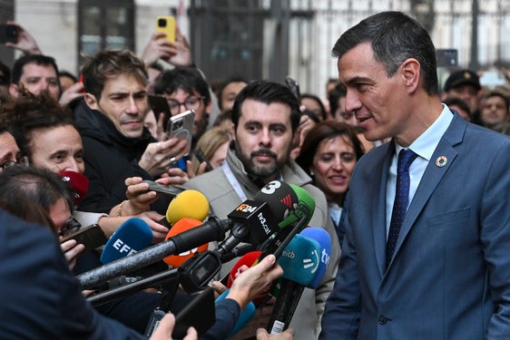 El presidente del Gobierno, Pedro Sánchez, y el nuevo director de Comunicación, Ion Antolín a su lado