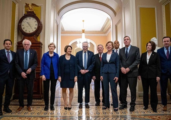 Chuck Shumer, en el centro de la foto, posa junto a otros miembros de la directiva demócrata.