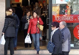 Varios ciudadanos de compras en la ciudad.