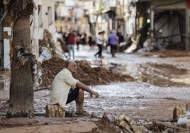 Un hombre observa los daños causados por las inundaciones en la localidad de Paiporta.