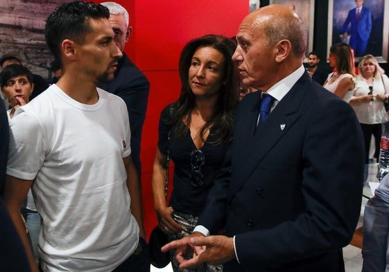 José María Del Nido con Jesús Navas en la capilla ardiente de José Antonio Reyes, celebrada en el estadio Ramón Sánchez-Pizjuán