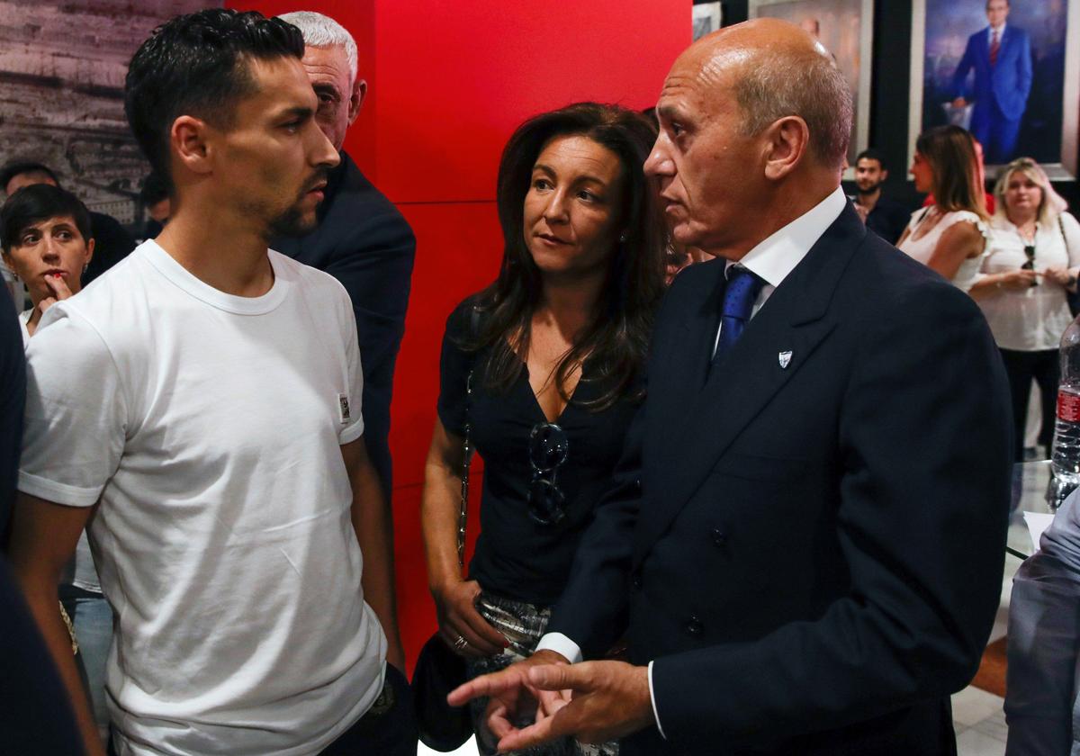 José María Del Nido con Jesús Navas en la capilla ardiente de José Antonio Reyes, celebrada en el estadio Ramón Sánchez-Pizjuán